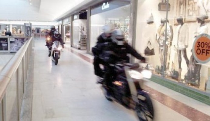 Au furat bijuterii din mall şi au şters-o cu motocicletele